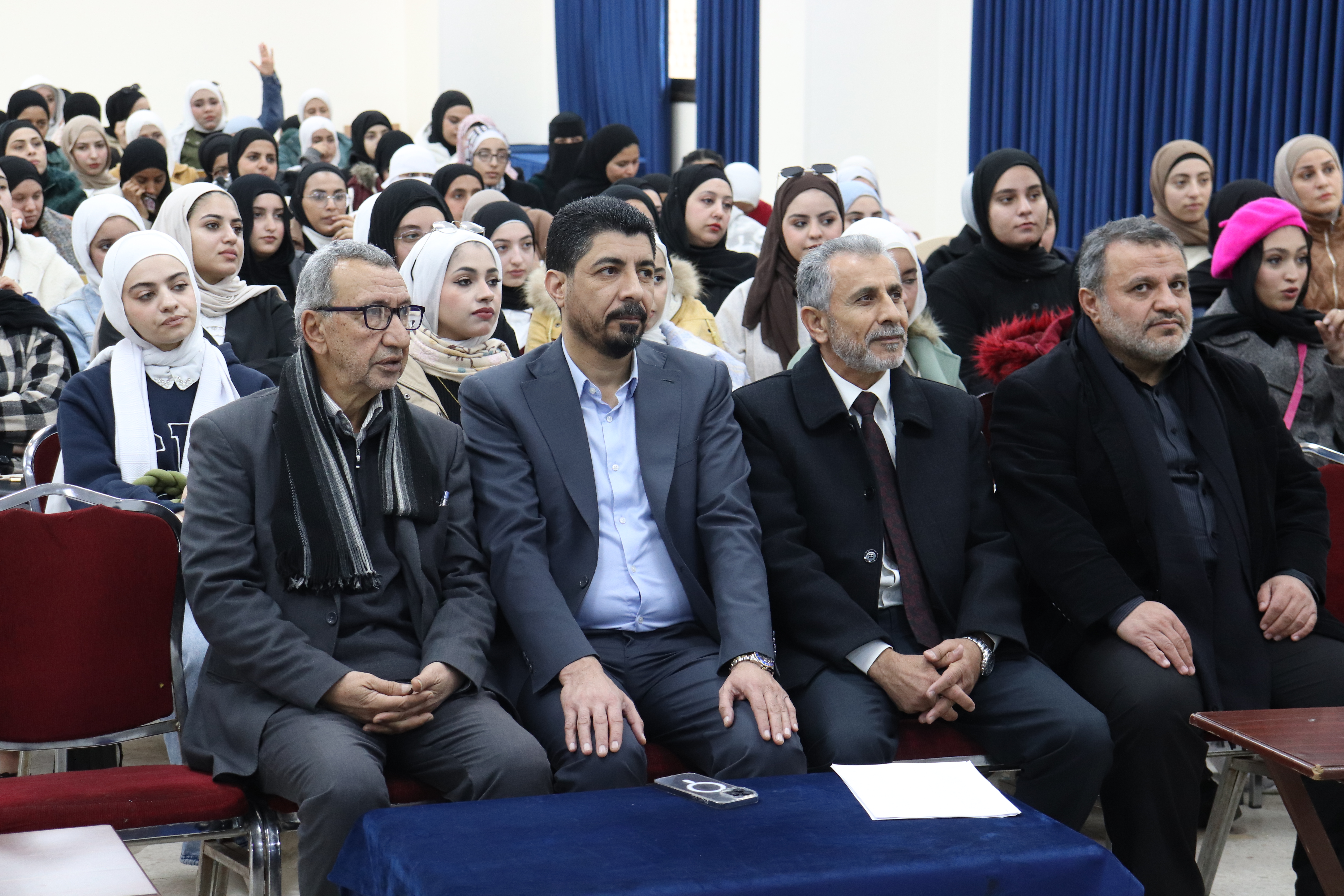 عمادة الكلية على تحرص على تعزيز قنوات التواصل المباشر مع الطلبة